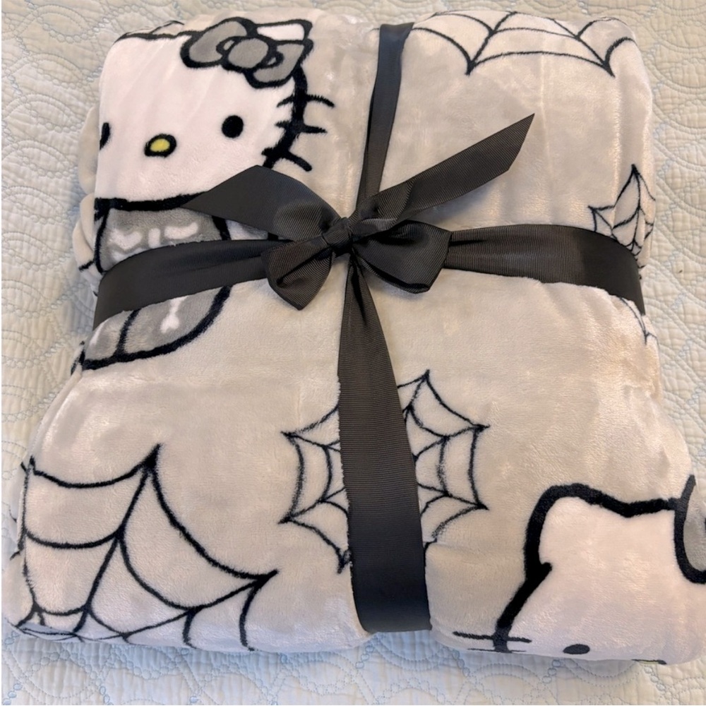 Hello kitty Halloween blanket🎃🕷️